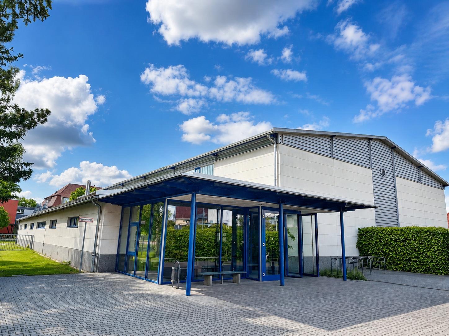 Sporthalle Jerichow – Außenansicht Außenansicht der Sporthalle Jerichow mit überdachtem Eingangsbereich